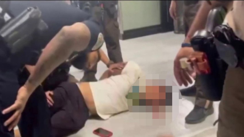 Golpean a hombre mientras lo arrestan en Miami.